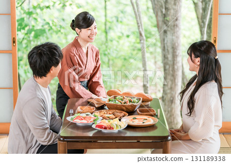 溫泉旅館的女工作人員正在客房內講解菜餚 溫泉旅館的女工作人員正在客房內講解菜餚 131189338