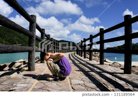 <素材> 一個男孩在海濱長廊上散步 131189564