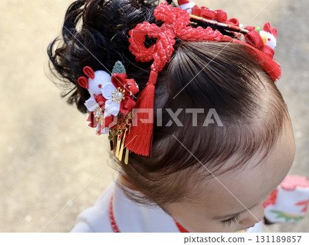 日本美女，傳統七五三髮飾 - 身穿和服的女孩的斜視圖 131189857