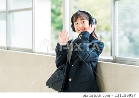 穿著校服的小學、國中和高中女生在學校走廊等候 穿著校服的小學、國中和高中女生在學校走廊等候 131189957