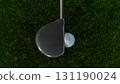 在高爾夫練習場上，用木桿擊球時球出現凹痕的影像 131190024