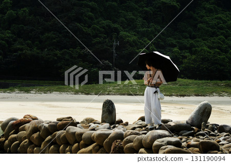 <素材> 一位撐著陽傘眺望秋日大海的女子 131190094