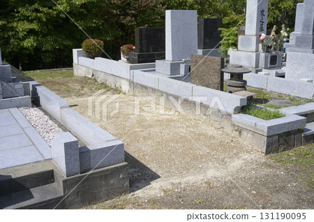 關閉墳墓的圖片 131190095