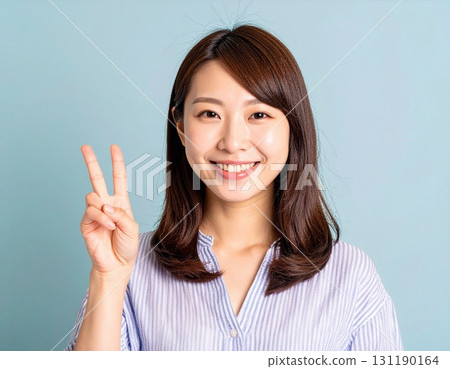 日本年輕女子做出和平手勢 131190164