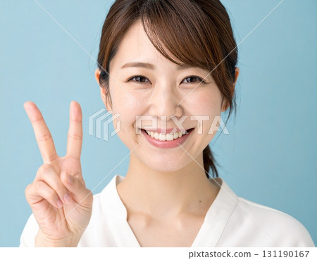 一位日本年輕女子用右手做出和平手勢（表示 2） 131190167