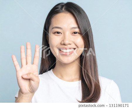 一位日本年輕女子用右手比出數字“4” 131190171