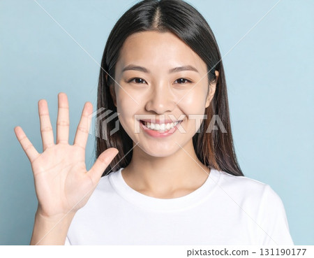 一位年輕的日本女性伸出右手掌 131190177
