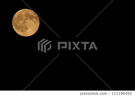 一輪滿月漂浮在黑夜中，甚至連隕石坑都清晰可見 131190493