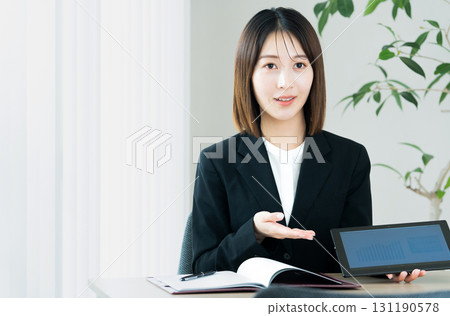 Business woman showing tablet 131190578