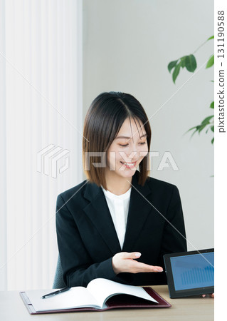 顯示片劑的女商人 131190588