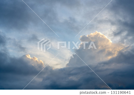 陽光穿過雲層的風景 陽光穿過雲層的風景 131190641