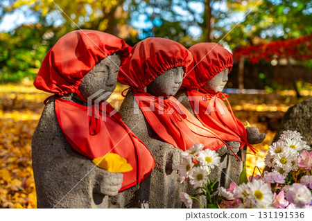 [東京] 九本佛淨心寺的地藏菩薩像被美麗的秋葉包圍 131191536