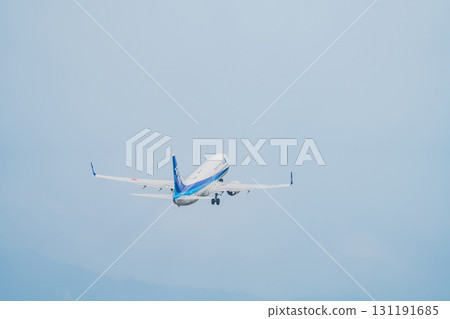 從牧之原市(靜岡縣)富士山靜岡機場起飛的飛機 從牧之原市(靜岡縣)富士山靜岡機場起飛的飛機 131191685