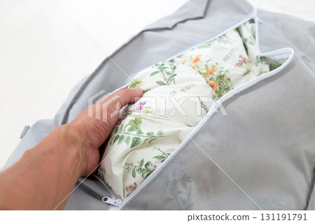 Take out the feather duvet from the duvet storage bag 131191791