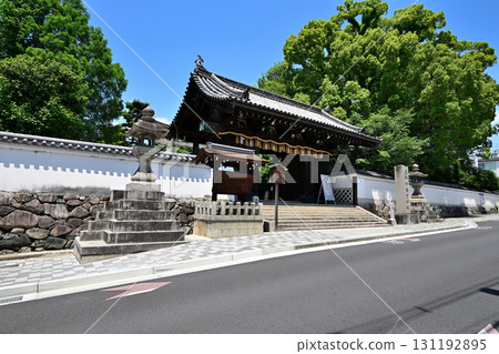 京都府伏見區五子宮神社正門。正門是從伏見城遷移過來並保存下來的。 131192895