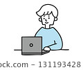 在電腦上工作的人 02 131193428