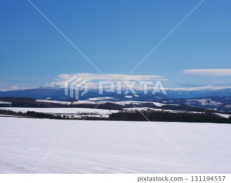 從北海道旭川的修日山眺望，那裡仍積雪未化 131194557