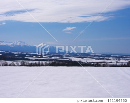 從北海道旭川的修日山眺望，那裡仍積雪未化 131194560