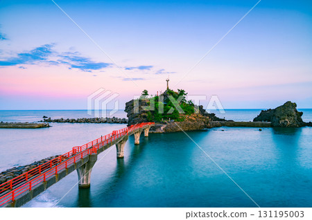 [Itoigawa Geopark] Benten Rock at dawn [Itoigawa City] 131195003