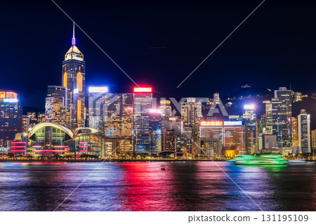 香港維多利亞港夜晚香港島一側 131195109