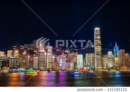 香港維多利亞港夜晚香港島一側 香港維多利亞港夜晚香港島一側 131195110