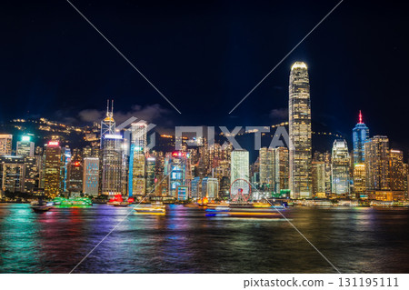 香港維多利亞港夜晚香港島一側 131195111