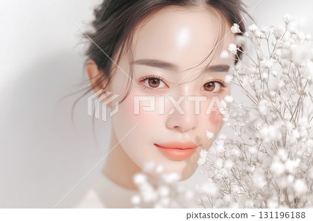 有白花的美麗肌膚婦女 131196188
