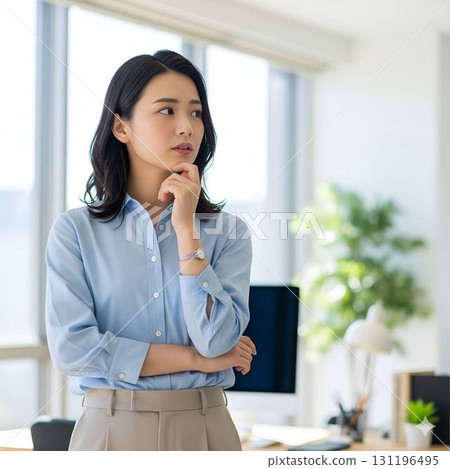 在辦公室擔心的女商人 131196495