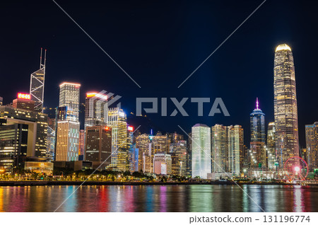 香港維多利亞港的夜晚，金融中心的中環區 131196774