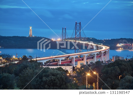 Vinte e Cinco de Abril Bridge 131198547