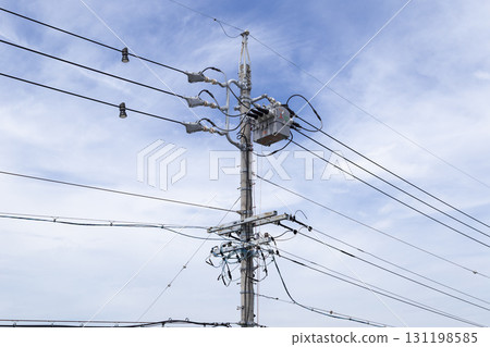 電線桿和傳輸線 電線桿和傳輸線 131198585