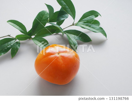 柿子和綠葉柿子果實秋天的味道 131198766