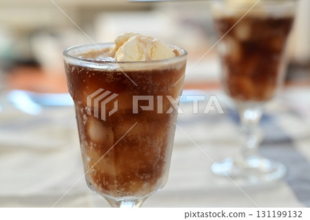 A sweet, cold and deliciously refreshing cola float 131199132