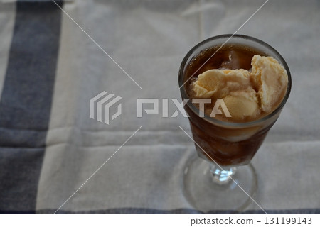 A sweet, cold and deliciously refreshing cola float 131199143