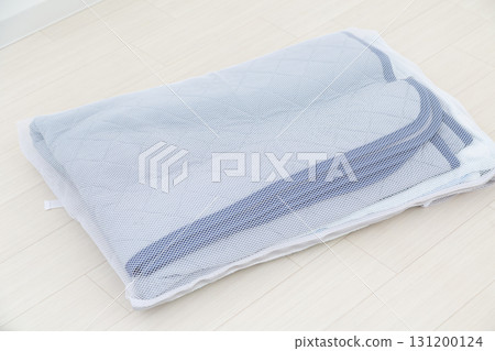 洗衣網中的夏季蒲團床罩和床墊 131200124