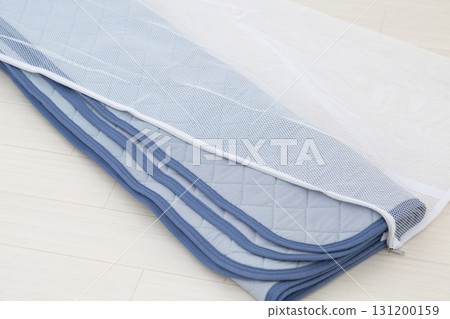 洗衣網中的夏季蒲團床墊 131200159