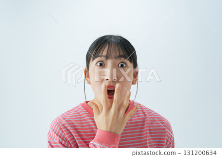 穿著休閒服的少女驚喜 穿著休閒服的少女驚喜 131200634
