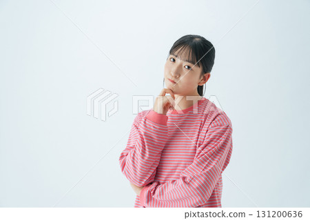 一位身穿休閒服的少女思考與擔憂 131200636