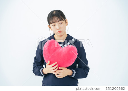 身穿水手服的女學生，手裡拿著一顆心 131200662