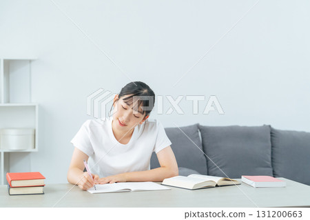 十幾歲的女人在房間裡學習 十幾歲的女人在房間裡學習 131200663