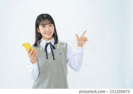 一名女學生拿著智慧型手機指路 一名女學生拿著智慧型手機指路 131200673