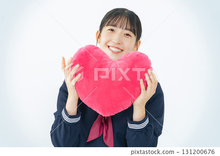 身穿水手服的女學生，手裡拿著一顆心 131200676