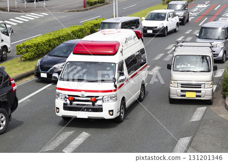 救護車和普通車輛讓路 131201346