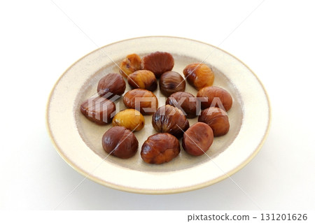 白色背景上剝皮的甜栗子 131201626