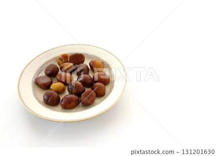 白色背景上剝皮的甜栗子 白色背景上剝皮的甜栗子 131201630