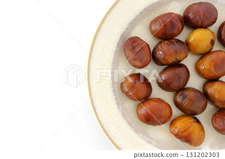 白色背景上剝好的甜栗子,從正上方觀看 白色背景上剝好的甜栗子,從正上方觀看 131202303