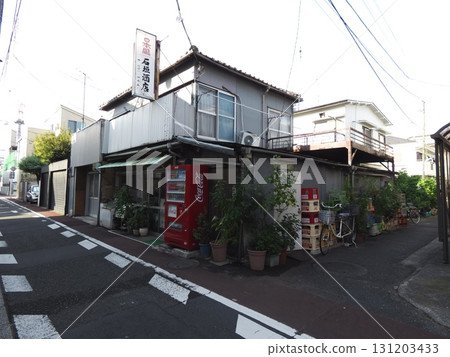A nostalgic atmosphere reminiscent of the Showa era, with a liquor store and alleyway A nostalgic atmosphere reminiscent of the Showa era, with a liquor store and alleyway 131203433