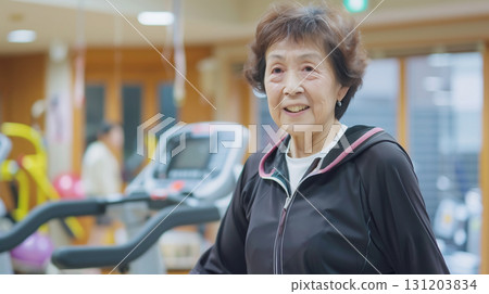 老年女性健身 131203834