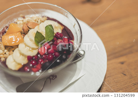 木桌上的巴西莓碗 131204599