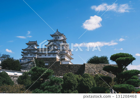 [Himeji Castle] The beautiful sight of a World Heritage Site 131208468